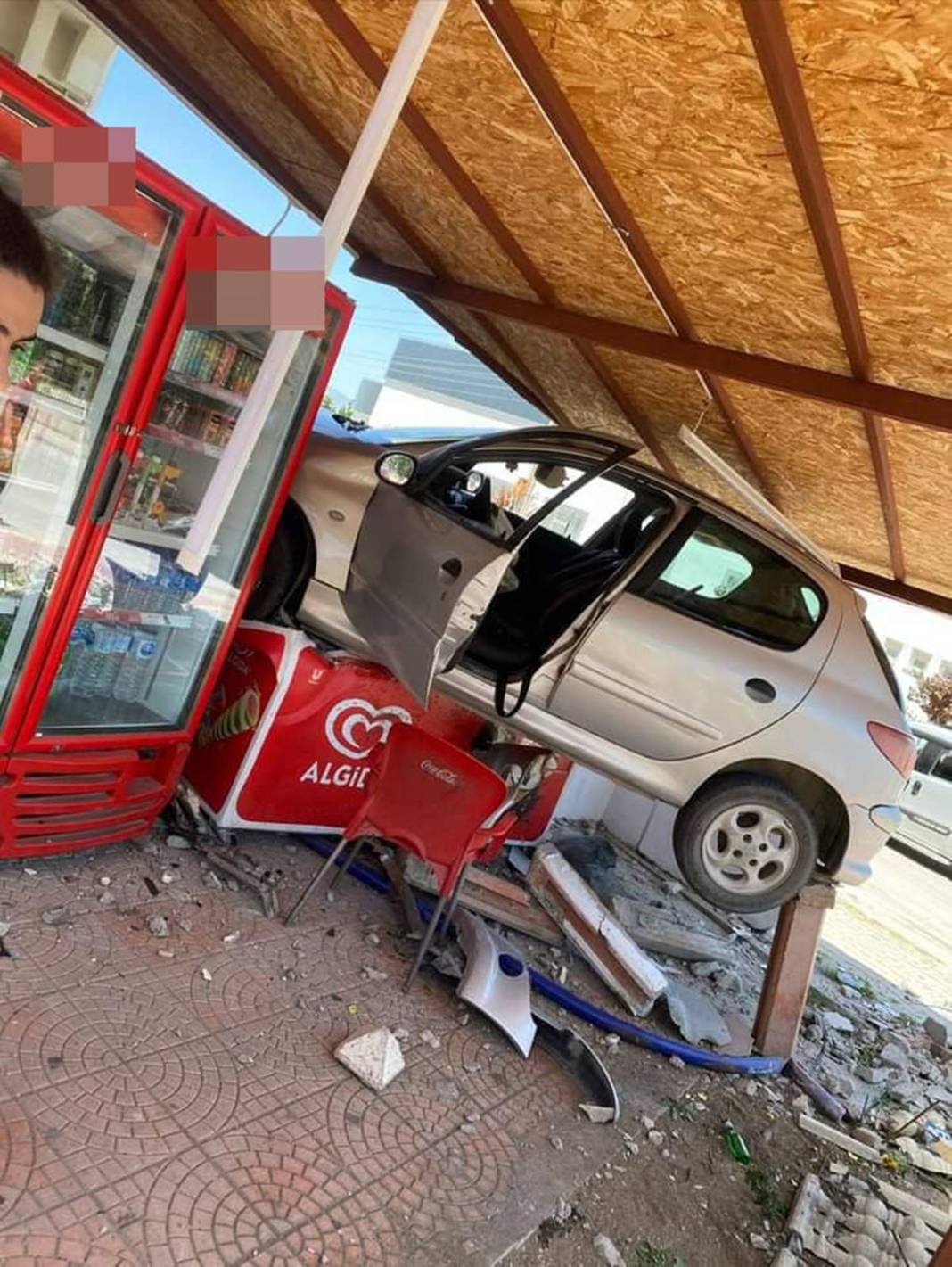 Markete dondurma almaya gidenler şaşkına döndü! Kaza yapan araç, buzdolabının üstüne kondu 8